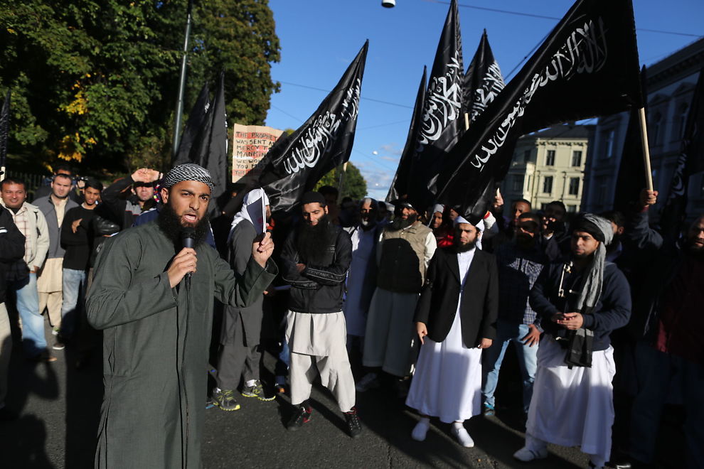 <P> BACK IN THE STREETS: Here demonstrates people associated Prophet Ummah outside the US Embassy in 2012. Now alerts people in the same environment that they will patrol the streets in response to "Odin's soldiers." </ P>