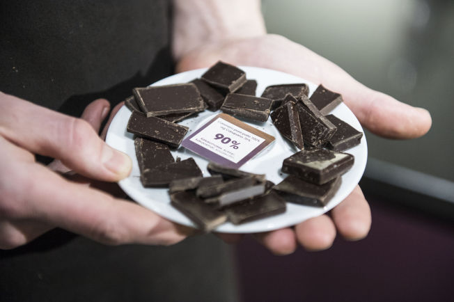 <p>ET LITE STYKKE HELSEKOST: Ekspertene er enige. Du kan trygt spise sjokolade ? i små mengder, og helst mørk.</p>