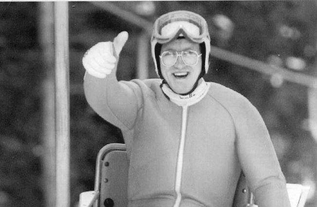 <p>ANTIHELT: Eddie startet hoppkarrieren i sen alder og var over 10 kg tyngre enn gjennomsnittet. Dessuten var han plaget av at brillene hans dugget under rennene. Her i Holmenkollen i 1992.</p>