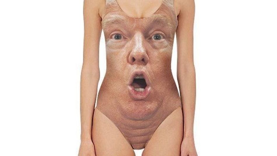 SJOKKERT: Badedrakten med Trumps fjes har fått navnet «Shocked» hos nettbutikken Beloved Shirts. Foto: Produsenten