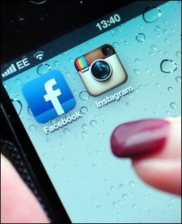 SEXTYV: Sosiale medier som Facebook, Twitter og Instagram kan stjele tid i hverdagen. Foto: PA PHOTOS